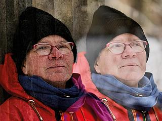 Doppelbelichtetes Portrait von Antje Remke auf einem Friedhof