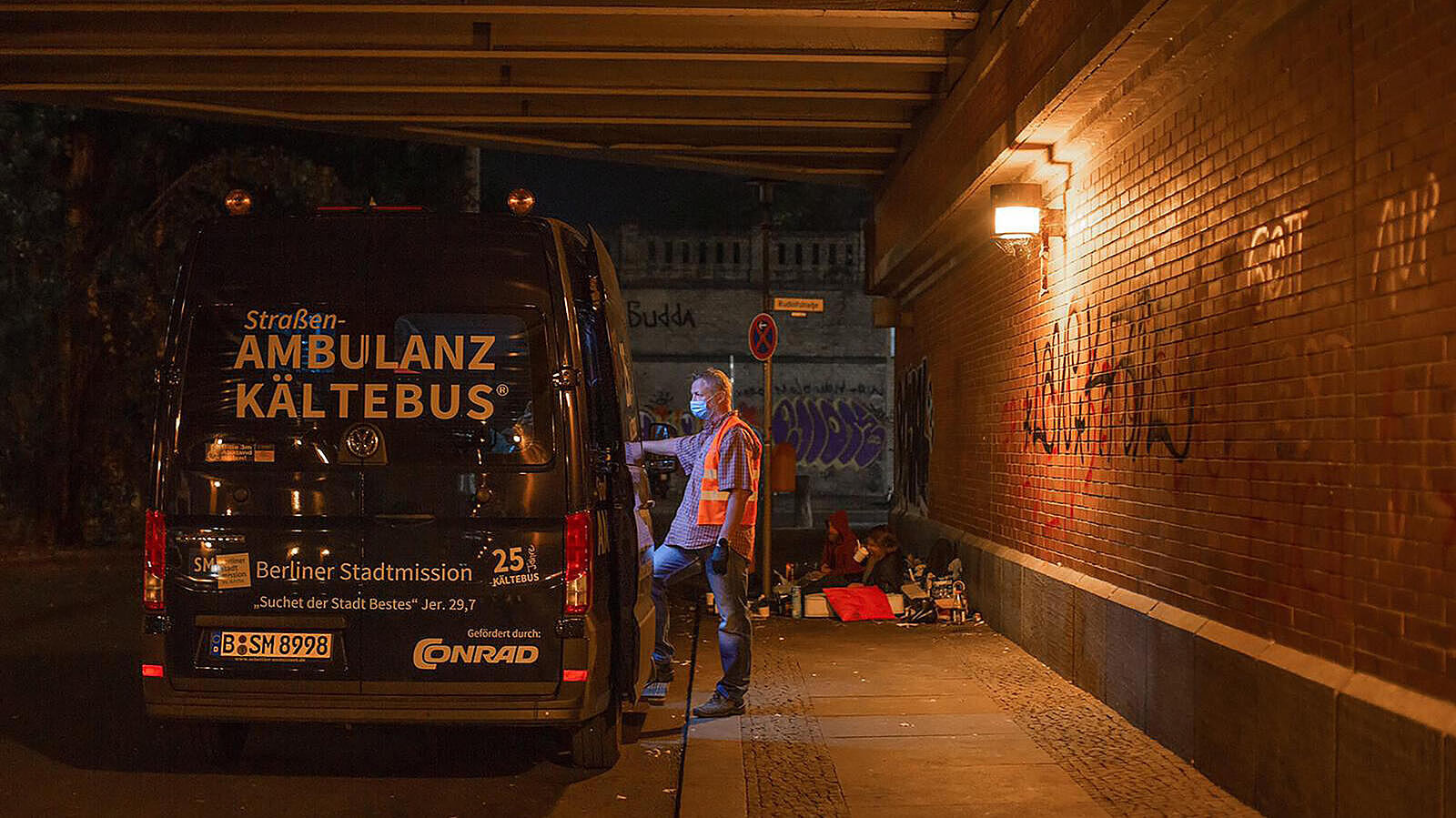 Außenaufnahme: Bus mit der Aufschrift Ambulanz Kältebus unter einer Unterführung