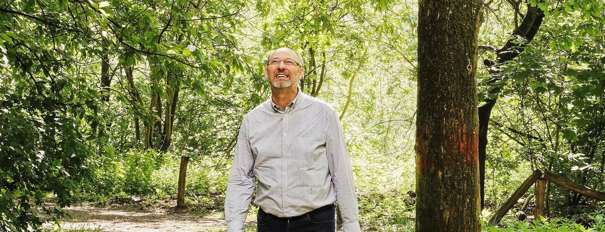 Außenaufnahme: Mann auf einem Spazierweg im Wald