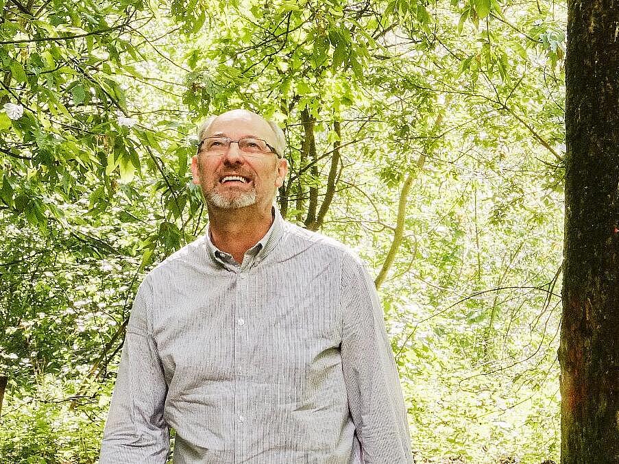 Außenaufnahme: Mann auf einem Spazierweg im Wald