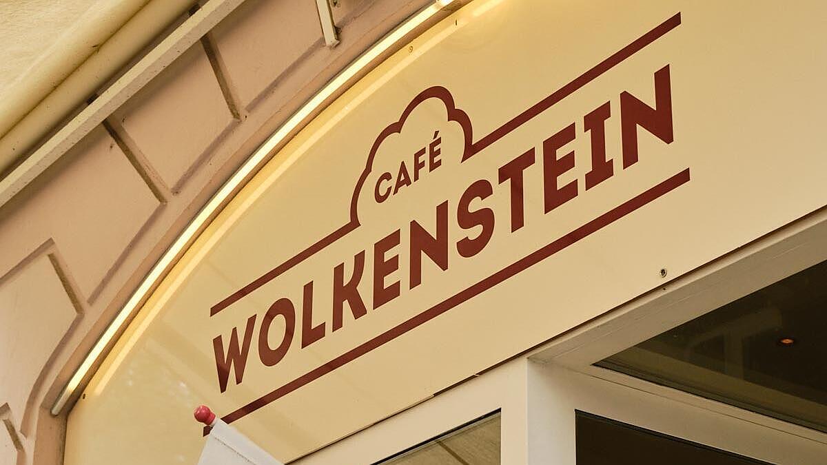 Außenaufnahme: Ausschnitt einer Hausfassade mit dem Schriftzug Café Wolkenstein