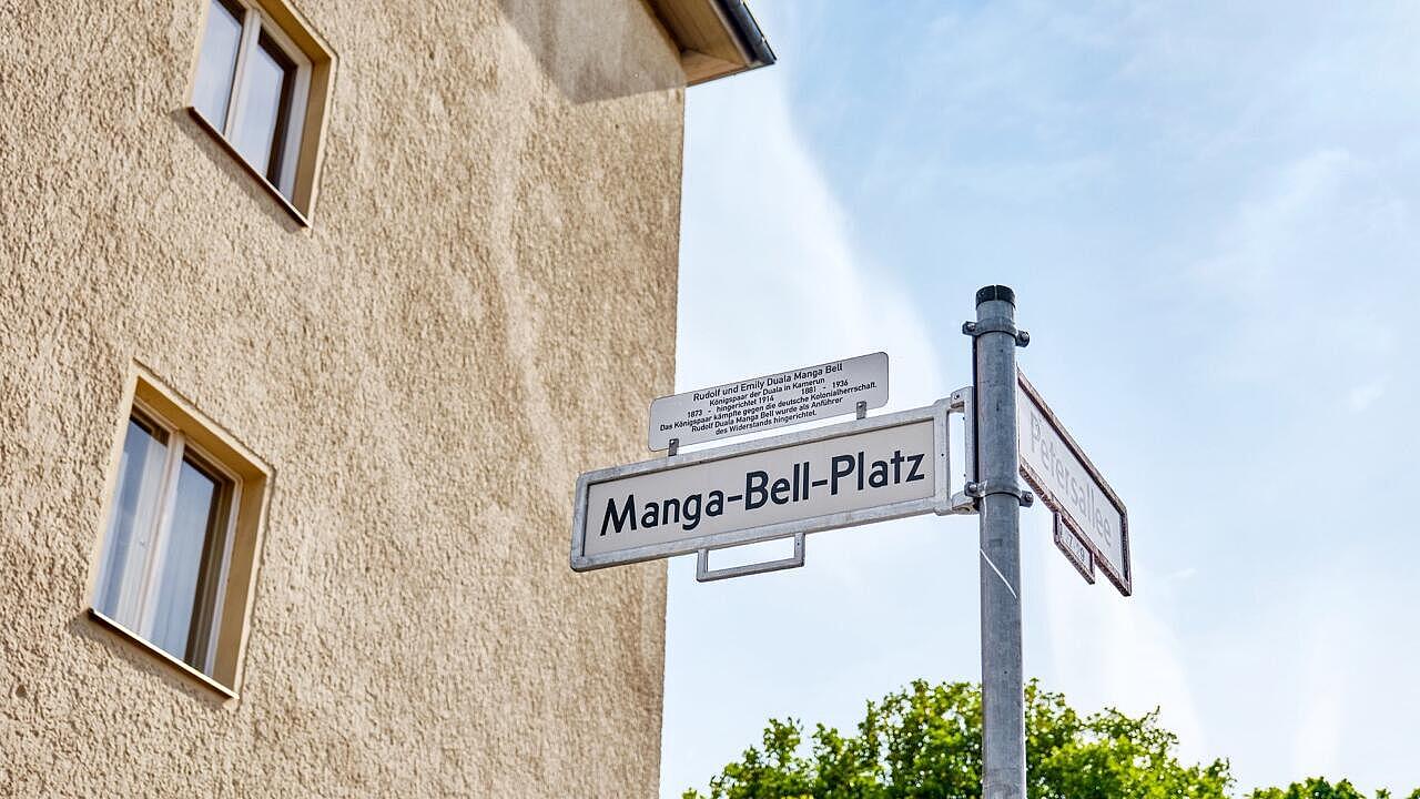 Außenaufnahme: Straßenschild mit der Aufschrift Manga-Bell-Platz