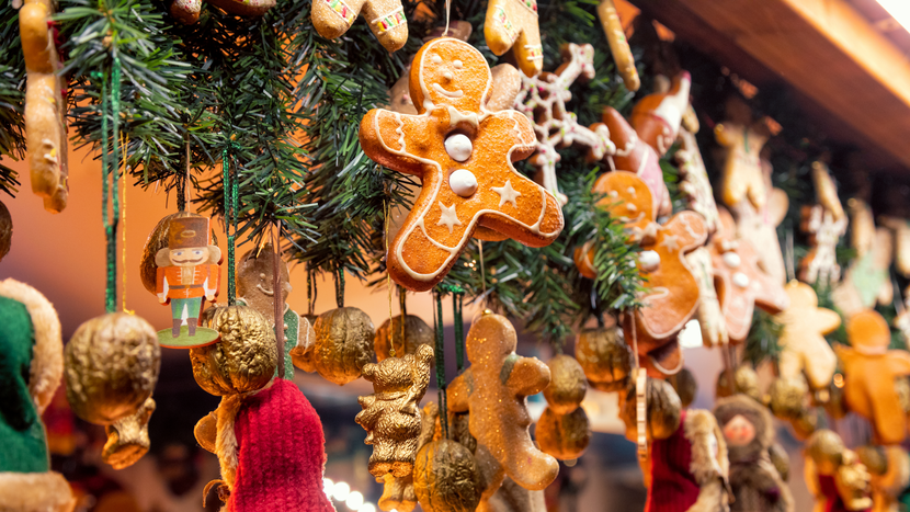 Nahaufnahme eines Lebkuchenmännchens an einem Weihnachtsmarktstand.