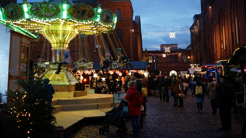 Bunt leuchtetes Karussell und weihnachtliche Stimmung auf dem Weihnachtsmarkt in der Kulturbrauerei.