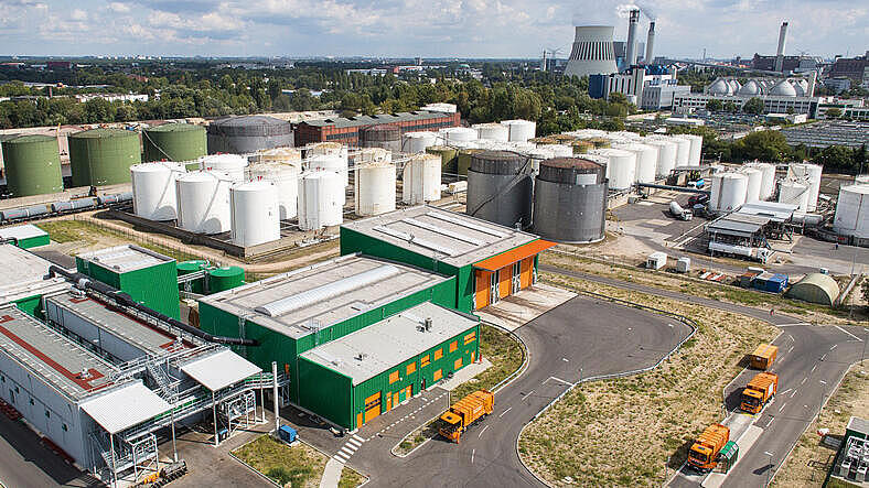 Außenaufnahme: Fermentierungsanlage aus der Vogelperspektive