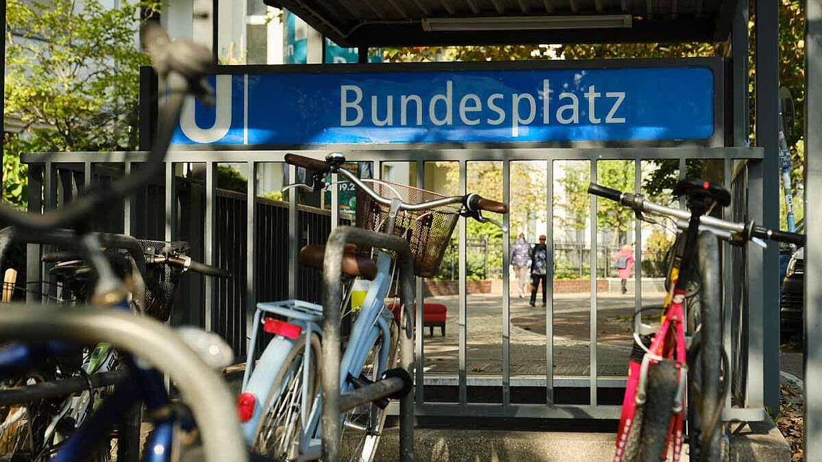 Außenaufnahme: Eingang der U-Bahnstation Bundesplatz