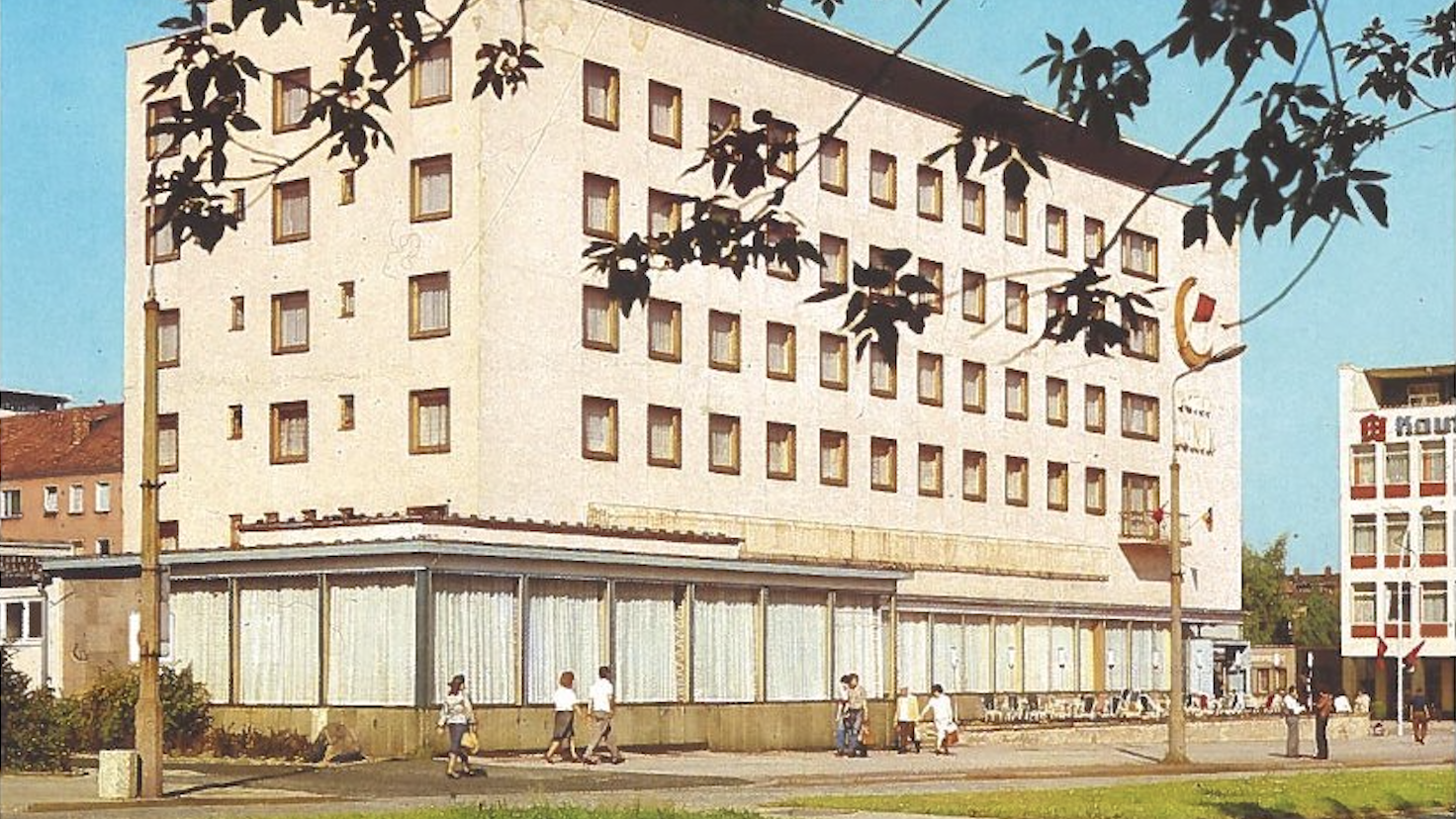 Eine Postkarte mit Blick auf ein Hotel in Eisenhüttenstadt