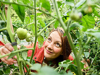 Franziska blickt durch die Beete