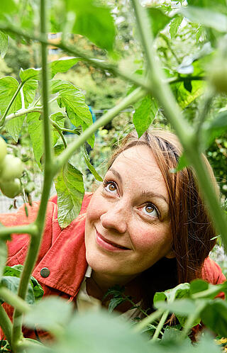 Franziska blickt durch die Beete