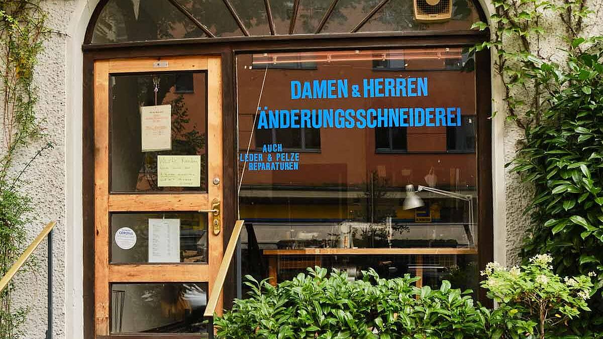 Außenaufnahme: Schaufenster mit dem Schriftzug Änderungsschneiderei