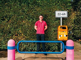 Fabian Wolf inmitten seiner Sammlung von Straßenmöbeln aus dem Märkischen Viertel