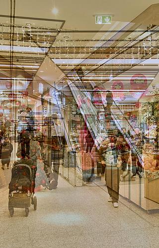 Ein doppelbelichtetes Bild des Innenbereich eines Einkaufzentrums.